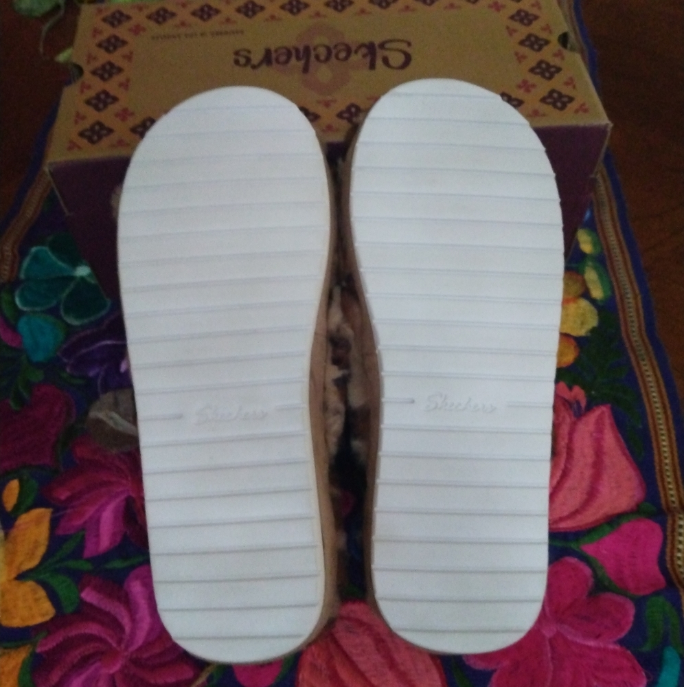 👠 $25 SALE! Skechers Faux Fur Slide Slippers - Picture 2 of 5
